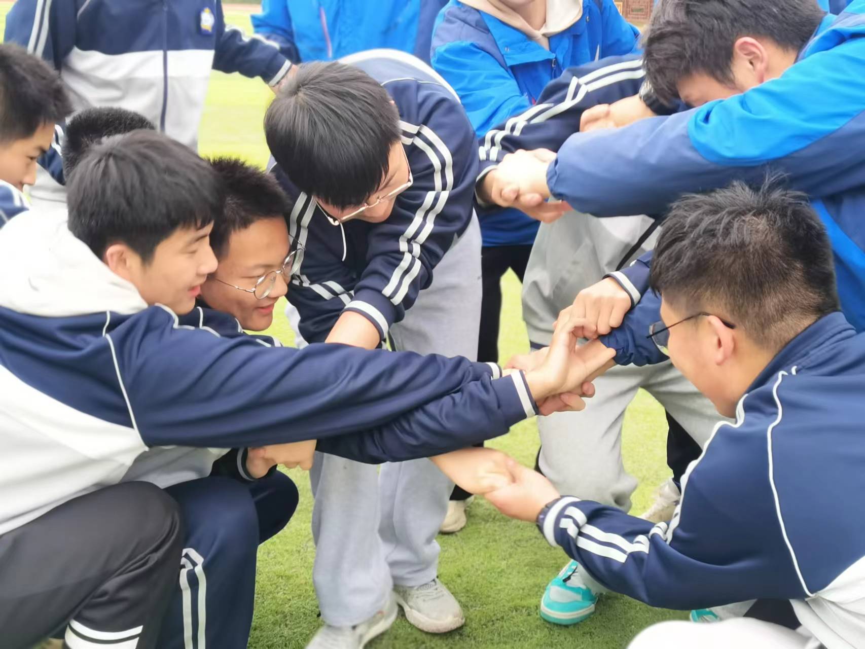 ：开设户外团体心理课开元棋牌试玩海头高中(图2)